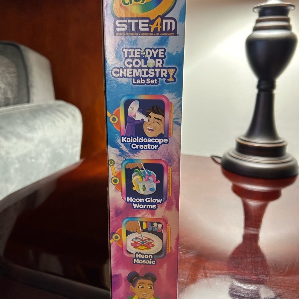 Crayola Tie Dye Color Chemistry Set - Picture 4 of 4